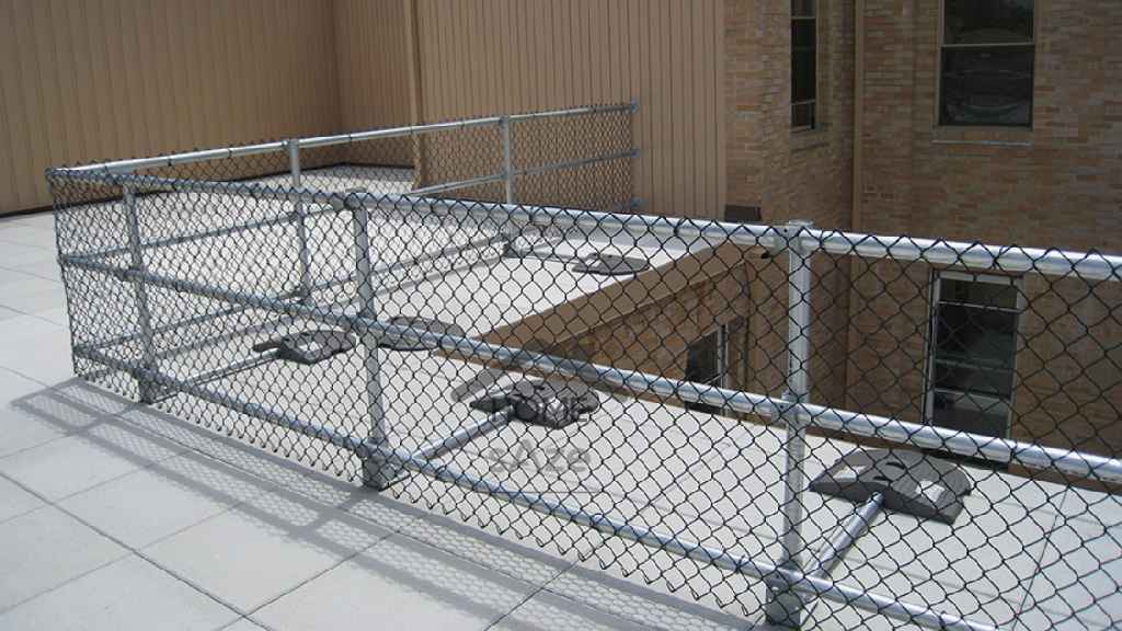 نصب حصار در پشت بام