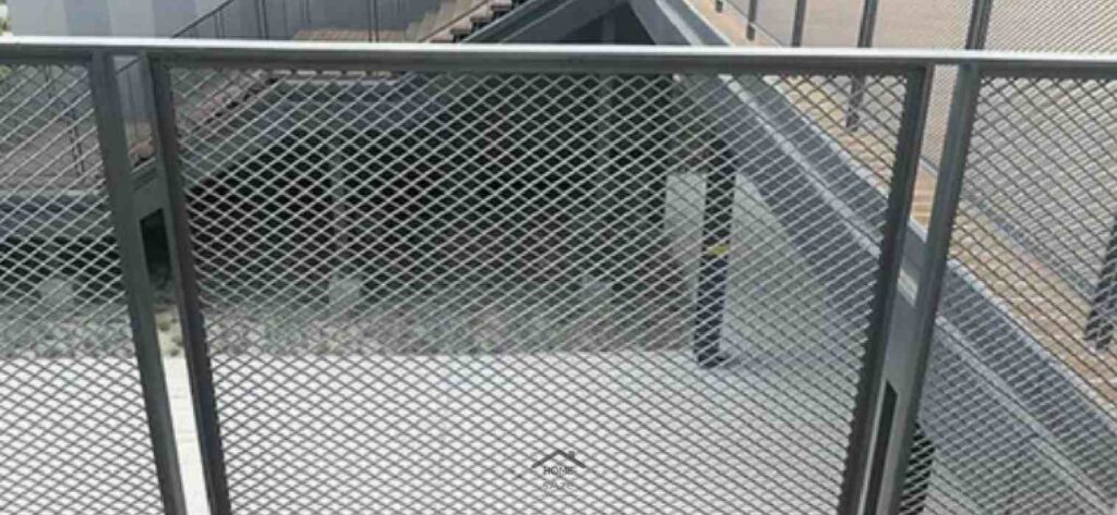 اجرای حصار برای بالکن توسط تکنسین مجرب